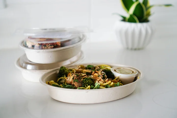 Naczynia z liści palmowych: naturalne, wytrzymałe i estetyczne – idealne na eventy