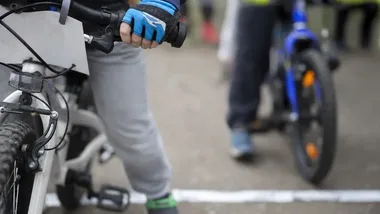 Przedszkolaki ruszyły w kolorowym peletonie. Były rowery i kaski
