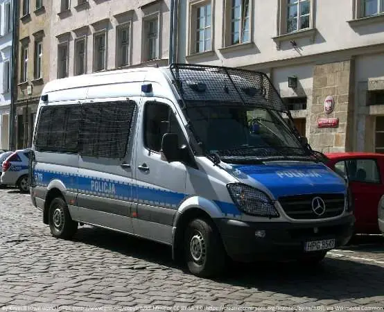 Dzielnicowi w przedszkolu w Mechnicy uczyli dzieci bezpieczeństwa na drodze