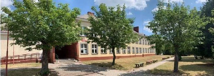 Grafika promocyjna wydarzenia Dzień otwarty — zapoznanie przyszłych pierwszaków ze szkołą przy ul. Szkolnej