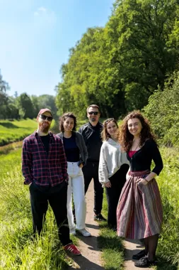 Grafika promocyjna wydarzenia MANOOKA w Klubie Kameleon – koncert pełen harmonii, emocji i wielogłosów