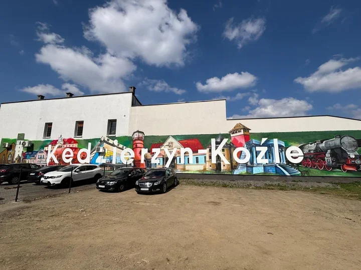 Wielki mural przy dworcu zamienił ścianę w miejską pocztówkę