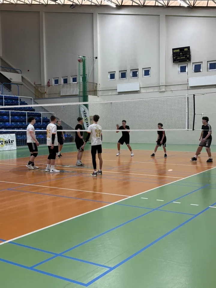 Młodzi przy siatce – rywalizacja, doping i integracja w hali Śródmieście