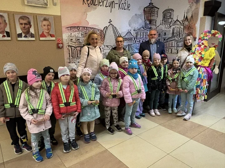 Przedszkolaki z Azotów ruszyły na miasto z Marzanną i jedną wiadomością