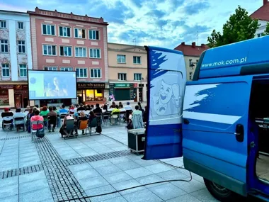Na Rynku stanął duży ekran. Widzowie obejrzeli „Dalej Jazda 2”