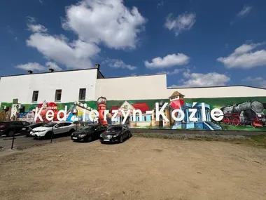 Wielki mural przy dworcu zamienił ścianę w miejską pocztówkę