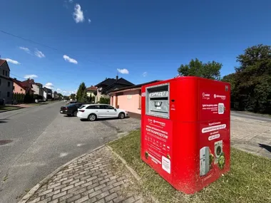 Czerwony pojemnik na elektroodpady zmienił miejsce na osiedlu Południe