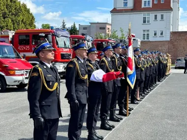 Nowe wozy i podnośnik w straży. Uroczysty apel w Kędzierzynie-Koźlu