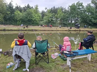 Dzień Dziecka na wędce. Młodzi wędkarze rywalizowali nad stawem