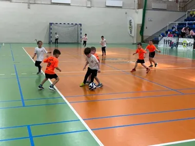 Przedszkolaki na boisku – radość, akcje i Puchar Dyrektora w XIII Dziewiątka Cup