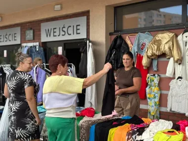 Moda z drugiej ręki przed halą. Kiermasz „Kop...ciuszek” pełen znalezisk