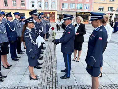 Oficerski krok na kozielskim Rynku. Policjanci odebrali awanse
