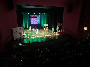 Przedszkolaki i rodzice na scenie – **Miś Uszatek i przyjaciele** rozbawili Chemik