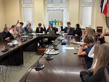 Młodzieżowa Rada pełna zapału – sprzątanie, targi pracy i międzyszkolna Familiada