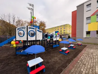 Statek ze zjeżdżalnią i dostępny plac zabaw przy przedszkolu