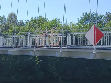 Neonowe rowery na kładce. Wieczorna trasa zyskała nowy znak rozpoznawczy