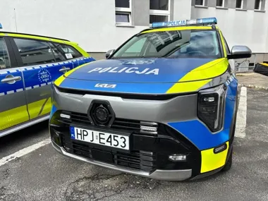 Hybrydowa Kia za 150 tys. zł trafiła do policjantów w Kędzierzynie-Koźlu