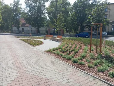 Przy Dembowskiego powstał mały skwerek. Są ławki i hotele dla owadów