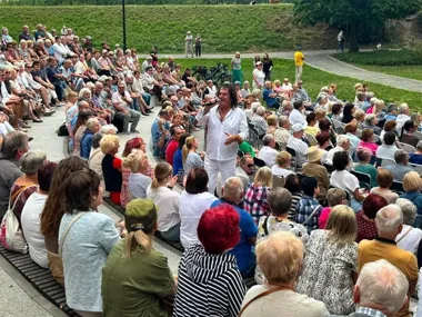 Greckie melodie na kozielskich Plantach porwały publiczność do tańca
