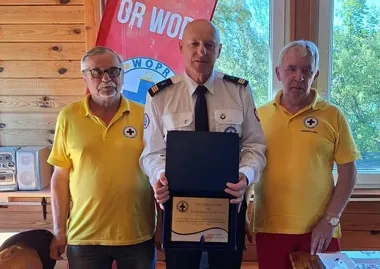 Po ponad pół wieku odchodzi z WOPR. Ryszard Tatarczuk z odznaką