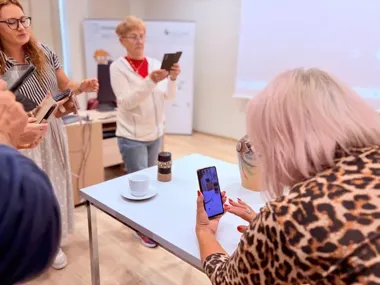 Seniorzy ćwiczyli fotografię smartfonem. Liczyły się kadr i światło