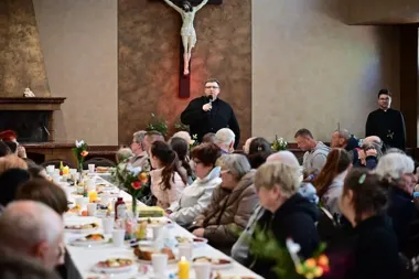 Wielkanocny stół w parafii na Pogorzelcu otworzył się dla samotnych i potrzebujących