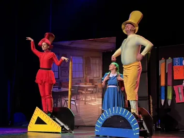 Plastuś na scenie Chemika rozbawił dzieci i przywołał książkową klasykę