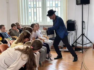 Iluzjonista w bibliotece zaskoczył uczniów PSP nr 12
