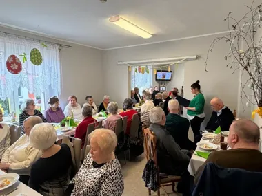 Wielkanocny stół w „Pod Brzozą” połączył seniorów, gości i młodzież