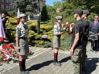 Patriotyczny śpiew i sztandary przy pomniku Piłsudskiego