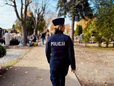 Więcej patroli przy cmentarzach. Policja przypomina o bezpieczeństwie