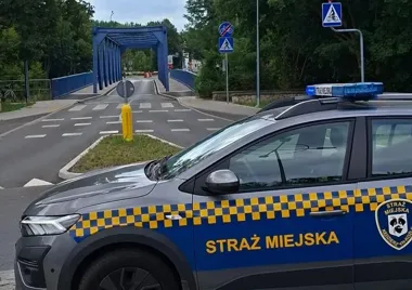 Zagubiony senior siedział przy bramie zakładów. Pomogła Straż Miejska