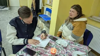 Filmowy gliniarz na Kuźniczce – tłumy fanów, autografy i opowieści z planu