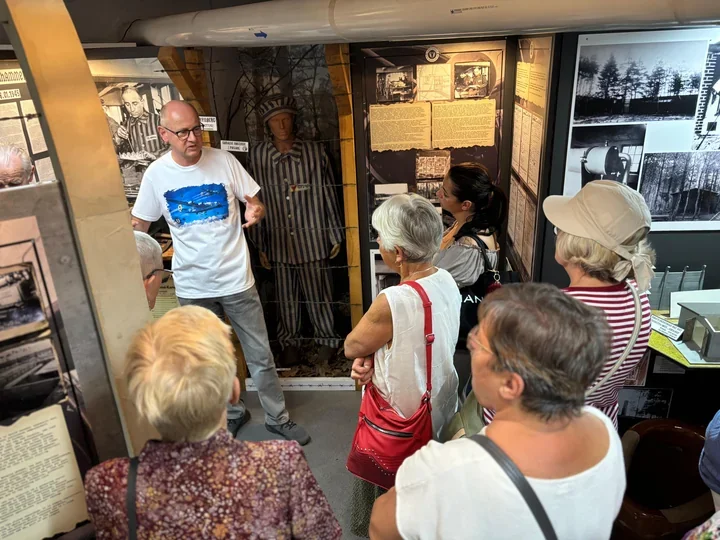Seniorzy poznali wojenną historię w oryginalnym bunkrze