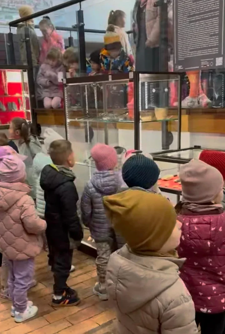 Małe kroki, wielka ciekawość - przedszkolaki podbijają muzeum w Koźlu