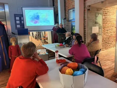 Seniorki w średniowiecznych strojach - pokaz mody w Kozielskim Zamku z uśmiechem