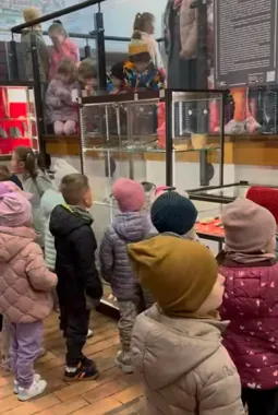 Małe kroki, wielka ciekawość - przedszkolaki podbijają muzeum w Koźlu