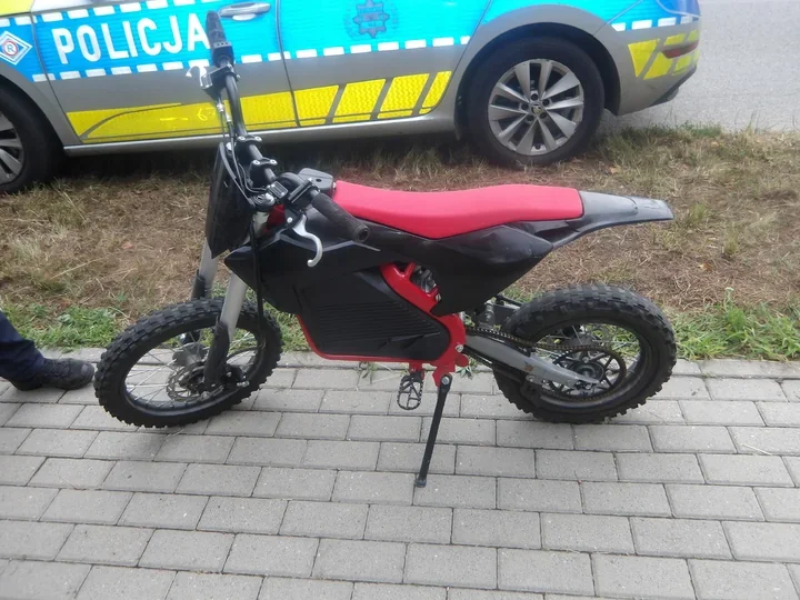 Na chodniku jechał na jednym kole. 16-latek bez kasku i uprawnień przed sądem