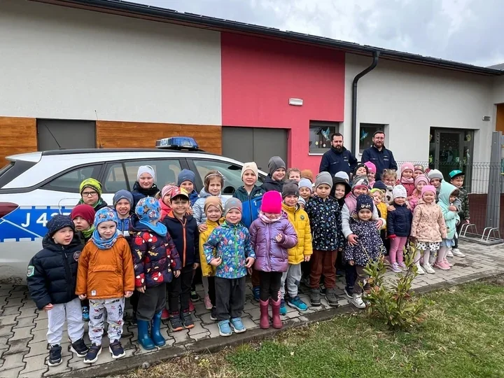 Przedszkolaki zasypały policjantów pytaniami po wizycie w Mechnicy