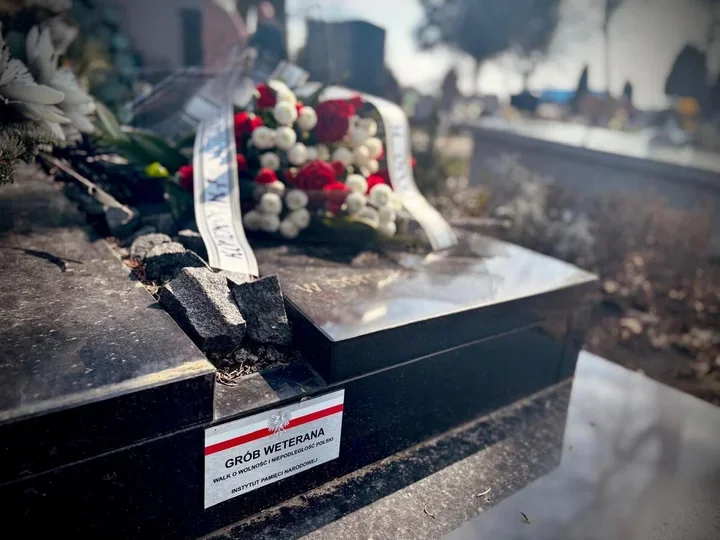 Kwiaty na grobie twórcy przedwojennej Policji złożyli mundurowi z Kędzierzyna-Koźla