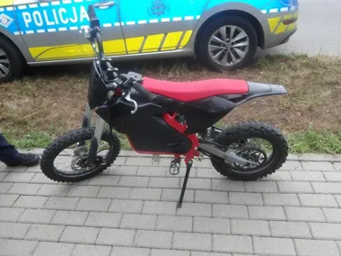 Na chodniku jechał na jednym kole. 16-latek bez kasku i uprawnień przed sądem