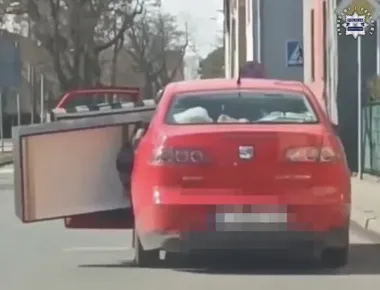 Kanapa wystawała z seata. Nietypowy transport w Kędzierzynie-Koźlu zakończył się mandatem