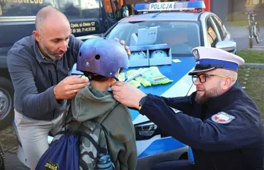 Policjanci rozdają kaski i odblaski. Działania NURD także w Kędzierzynie-Koźlu