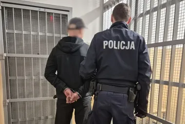 Wynosząc alkohol w skradzionej torbie 34-latek natychmiast trafił do więzienia