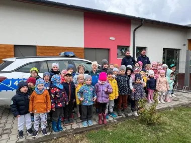 Przedszkolaki zasypały policjantów pytaniami po wizycie w Mechnicy