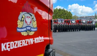 Strażacy z powiatu doczekali się awansów i nowych wozów. Padły mocne słowa wsparcia